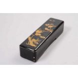 Chinesische Schatulle.Holz, schwarz lackiert mit Golddekor. H: 8 x 33,5 x 10 cm. Min. besch. 20.00 %