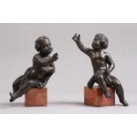 Paar Putten.18. Jh. Bronze. Putten in adorierender Haltung mit Tuchdraperie auf Marmorsockel (