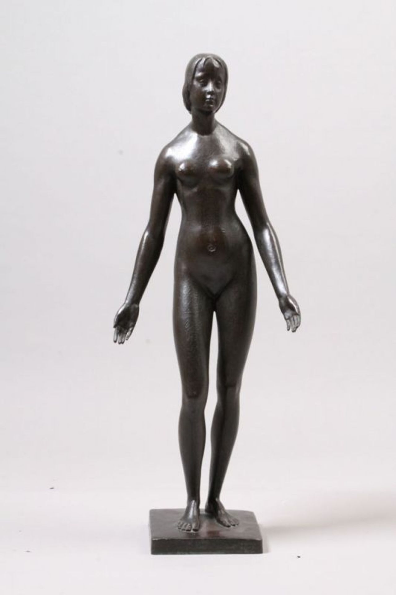 Neppel Hermann, 1882 - 1944.Bronze. Quadratische Plinthe, darauf stehender, weiblicher Akt. Am