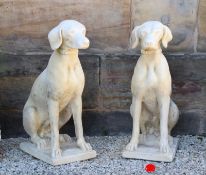 Gartenfigur.Sitzender Jagdhund auf rechteckigem Sockel. Steinguss. H: 74 cm. Min. best. 20.00 %