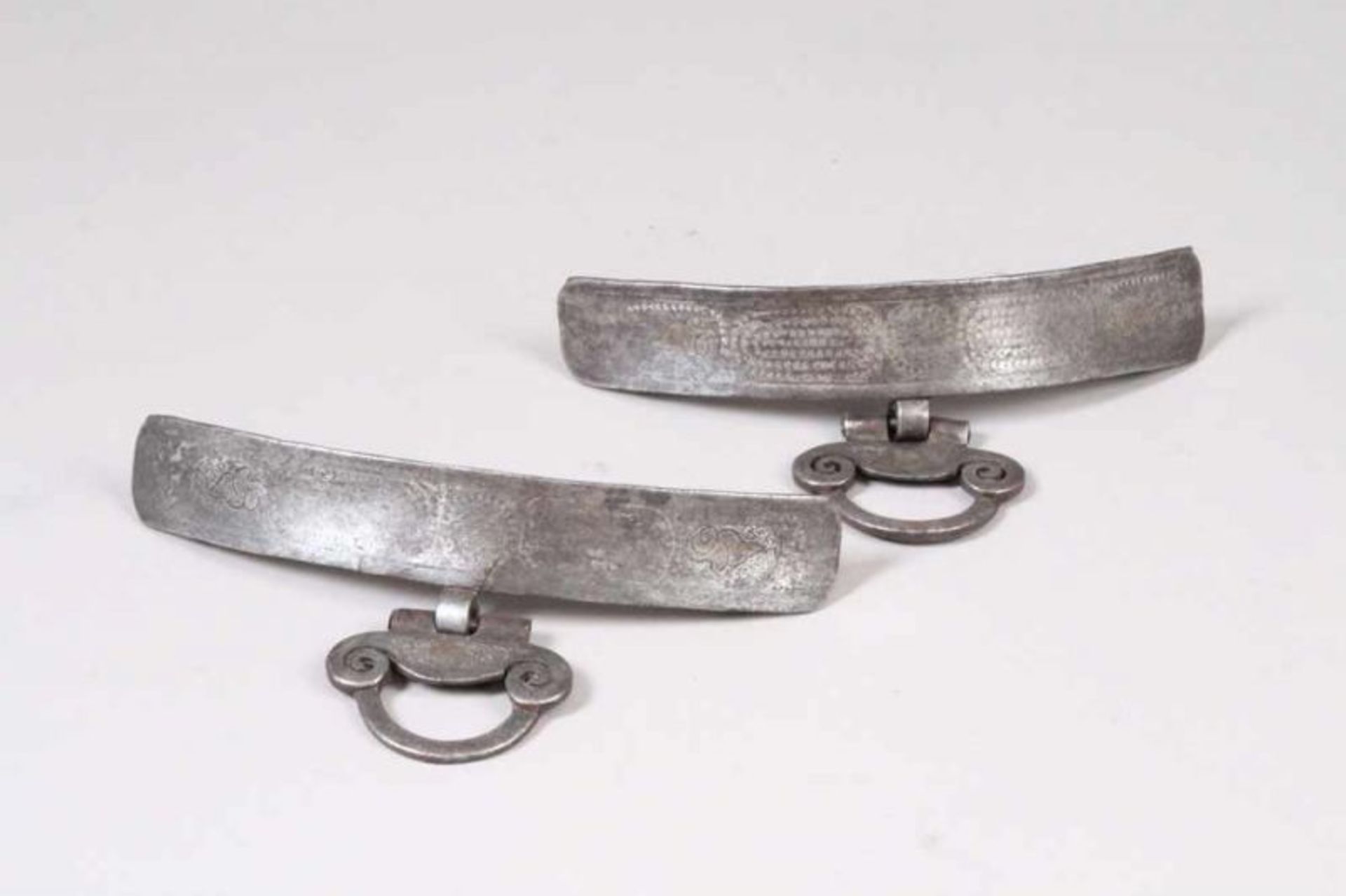 Hundehalsband.17./18. Jh. Eisen, graviert. L: 33,5 cm. 20.00 % buyer's premium on the hammer price