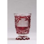 Badeglas.Böhmen 19. Jh. Farbloses, mundgeblasenes Glas, roter Überfang und Lasur. Facettierter