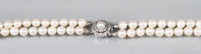 Halskette.Doppelreihige Perlenkette. Verschluss WG 585 mit Perle. Neuwertig. L. 44 cm. 20.00 %
