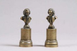 Paar Kerzenlöscher.Wohl Frankreich, um 1800. Bronze. Auf rundem, profilierten Podest Büsten der