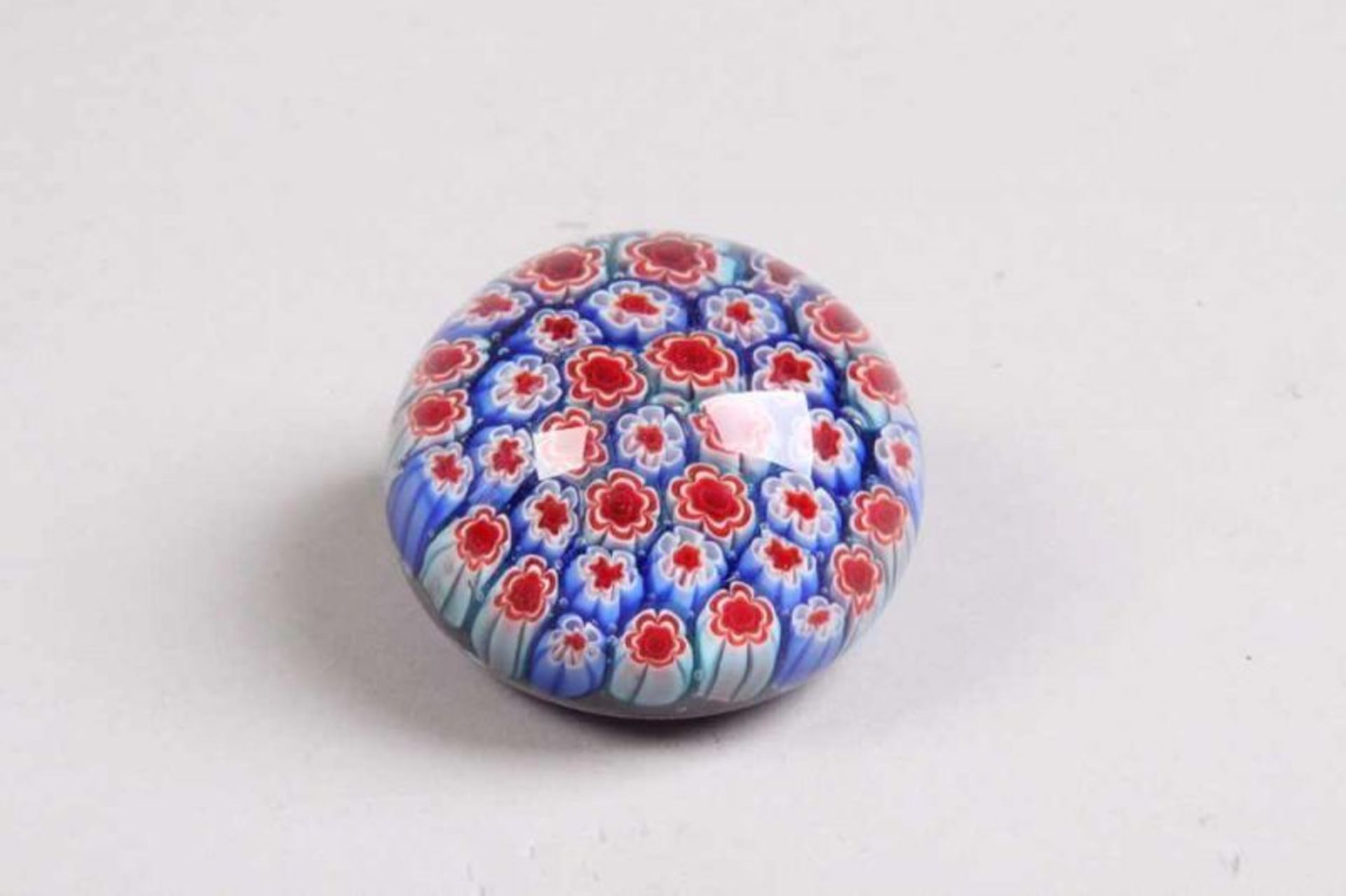 Paperweight.Millefiori. D: 5,5 cm. Min. besch. 20.00 % buyer's premium on the hammer price 19.00 %