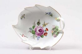 Blattschale.Meissen, 1774 - 1814. Porzellan, weiß glasiert mit farbigem Blumendekor. Goldrand. Blaue