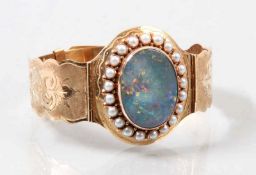 Armspange. 19. Jh.GG 585. Graviertes Band mit ovalem Opal, umgeben von kleinen Orientperlen.