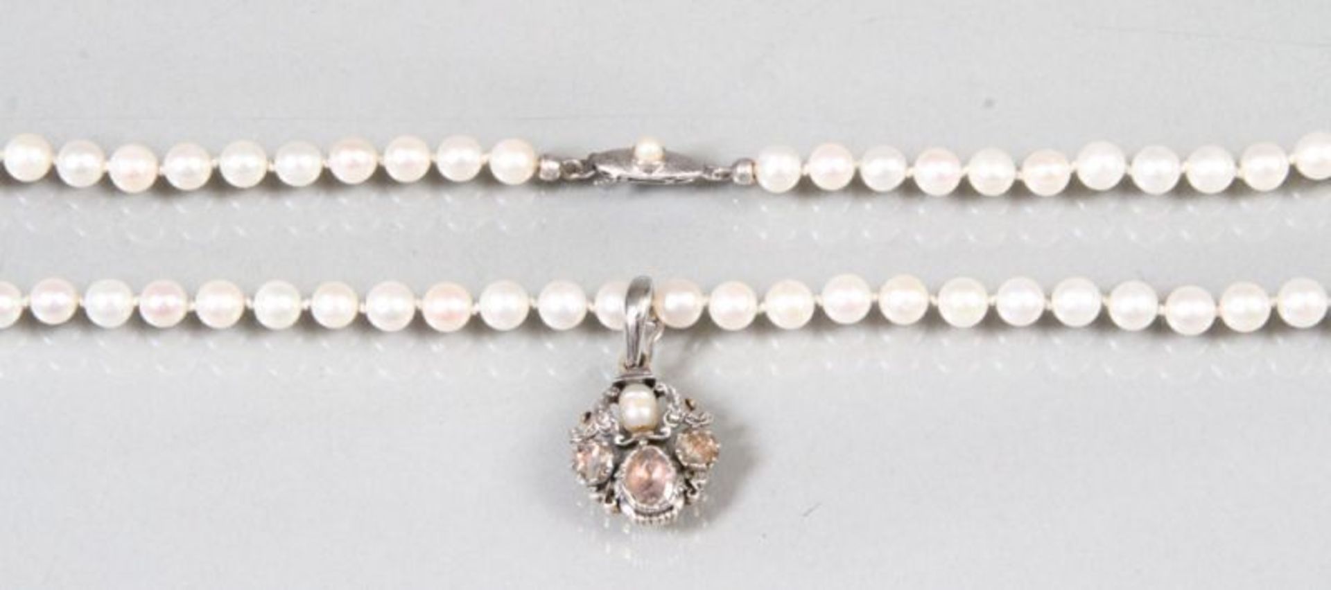 Perlenkette.Schöne, gleichmäßige Perlen, Silberverschluss. Clip mit Diamantrosen, Perle, Silber,