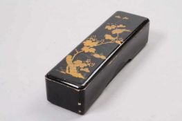 Chinesische Schatulle.Holz, schwarz lackiert mit Golddekor. H: 8 x 33,5 x 10 cm. Min. besch. 20.00 %