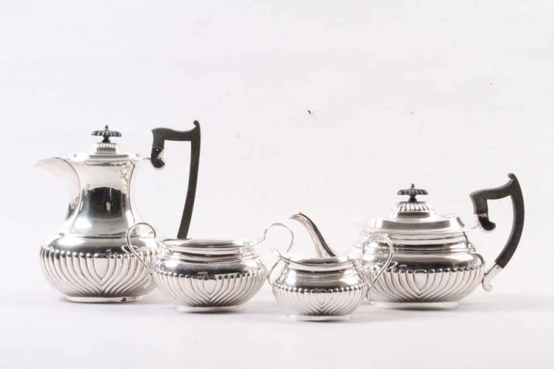 Kaffee-Tee Service.England, Sheffield, 20. Jh. Queen Anne Stil. 4-teilig. Kaffee-Teekanne, Zucker