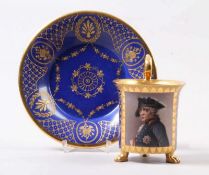 Große Portrait-Tasse.Tettau, 19. Jh. Porzellan, kobaltblauer Fond mit goldenem Reliefdekor mit
