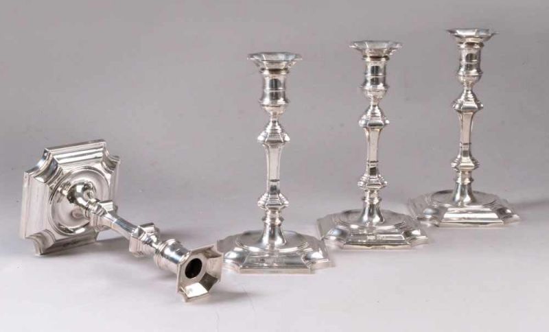 Vier Kerzenleuchter im Stil George I.Silber, Sterling. London, um 1913. Meister Sebastian Henry