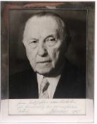 Geschenk Portrait.Silberrahmen. Foto von Konrad Adenauer mit Widmung und eigenhändiger Unterschrift.