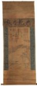 Rollbild. China 19. Jh.Papier gebräunt, Figuren in Landschaft, Schriftzeichen. H: 178 x 78 cm. 20.00