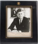 Geschenk Portrait.Geprägter Lederrahmen. Foto von John F. Kennedy mit Widmung und eigenhändiger