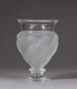 Vase.Kristallglas. "Ermenoville" teilweise satiniert. Im Boden bez."Lalique France" H: 14,5 cm. 20.