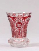 Fußbecher.Böhmen, um 1840. Farbloses, rot überfangenes Glas. Dekoriert mit Weinlaub, geschnittenem
