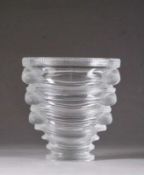 Vase.Kristallglas, Oval. Gestufte Felder, in den Ecken sitzende, satinierte Tauben. Im Boden