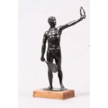 Skulptur. Nach 1900.Stehende, männliche Figur in Siegerpose mit Kranz und Tennisschläger, dunkel