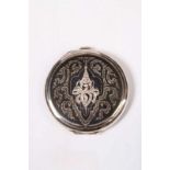 Puderdose.Silbe, Niellodekor. Aufgelegtes Emblem mit Brillanten. Ø 6 cm. 20.00 % buyer's premium