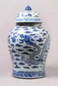 Deckelvase.China, nach 1900. Weiß-blaue Bemalung mit Drachenmotive. H: 65 cm. Deckelinnenseite
