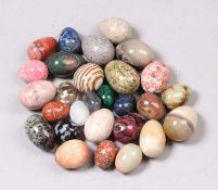 28 Schmuck - Eier.Aus versch. Steinen und Halbedelsteinen, u. a. Malachit, Lapislazuli und