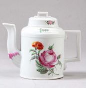 Teekännchen.Wallendorf, um 1800. Porzellan, weiß mit Blumenmalerei. H: 13 cm. Standring besch. 20.00