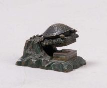 Prägestempel.Messing. Schildkröte auf Felssockel. Stempel "Krone über H" L: 8,5 cm. 20.00 % buyer'