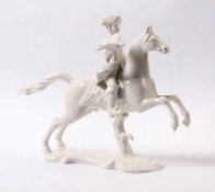 Porzellanfigur.Nymphenburg, 20. Jh. Falkner zu Pferd. Weiß glasiert. H: 19 cm. Zügel besch. Grüne