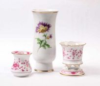 Drei Vasen.Konvolut. Meissen 20. Jh. Dekor Indisch Purpur und Chrysantheme, Goldränder. H: bis 17,