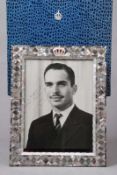 Geschenk Portrait.Holzrahmen intarsiert mit Perlmutt und Krone. Foto von König Hussein I. von