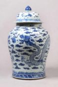 Deckelvase.China, nach 1900. Weiß-blaue Bemalung mit Drachenmotive. H: 65 cm. Deckelinnenseite