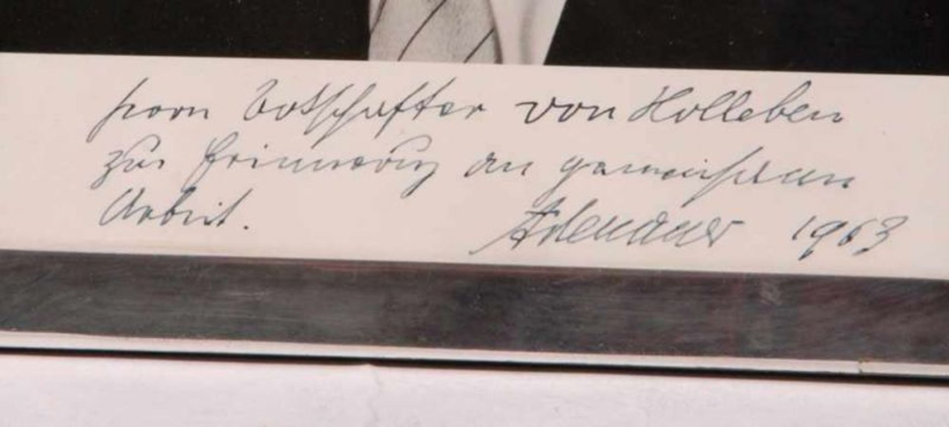 Geschenk Portrait.Silberrahmen. Foto von Konrad Adenauer mit Widmung und eigenhändiger Unterschrift. - Bild 2 aus 2