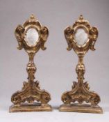 Paar Rokoko - Reliquienständer.Süddeutsch, 18. Jh. Holz geschnitzt und vergoldet. H: 58 cm. Min.