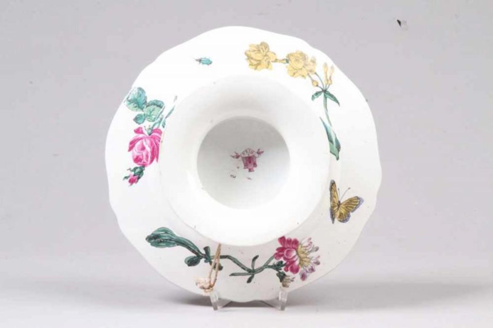 Tazza.Gien, 19. Jh. Fayence. Auf kurzem Standfuß, flache Schale dekoriert mit Blüten. H: 6 cm. Ø - Bild 2 aus 2