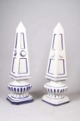 Paar Obelisken.Wohl Italien oder Portugal. Keramik, weiß-blau glasiert. H: 82 cm. 20.00 % buyer's