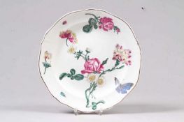 Tazza.Gien, 19. Jh. Fayence. Auf kurzem Standfuß, flache Schale dekoriert mit Blüten. H: 6 cm. Ø