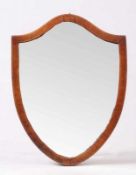 Wandspiegel,19. Jh. Schildförmiger Rahmen, Mahagoni furniert. H: 44 x 33 cm. 20.00 % buyer's premium
