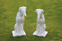 Paar Hunde.Keramik, weiß glasiert. H: 72 cm. Min. best. 20.00 % buyer's premium on the hammer