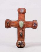 Kreuz.Holz, Kupfer beschlagen, mit Halbedelsteinen besetztes Werk der brasilianischen Künstlerin