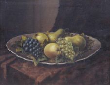 Monogrammiert. J. F. 20. Jh.Früchtestillleben. Auf einem Tisch, Äpfel, Birnen und Trauben in einer