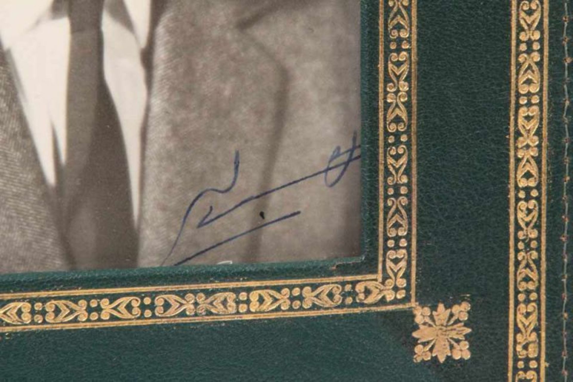 Geschenk Portrait.König Hassan II von Marokko. Foto in grüner, goldgeprägter Ledermappe mit - Bild 2 aus 2