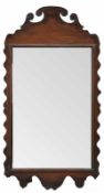 Wandspiegel.England, 19. Jh. Mahagoni massiv, ausgesägter Rahmen. H: 70 x 36 cm. 20.00 % buyer's