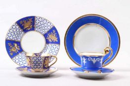 Zwei Gedecke.Tassen mit Ut. und Mittelteller. Kobaltblaue Bemalung, Golddekoration. H: bis 9 cm.