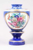 Vase.Wohl Berlin - KPM, 19. Jh. Runder, getreppter Standfuß, balusterförmiger Korpus mit blauen,