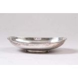 Anbietschale.Silber 800. Ovale Form auf kurzem Stand. Hammerschlagdekor. Widmung. Gew. 213 g. L: