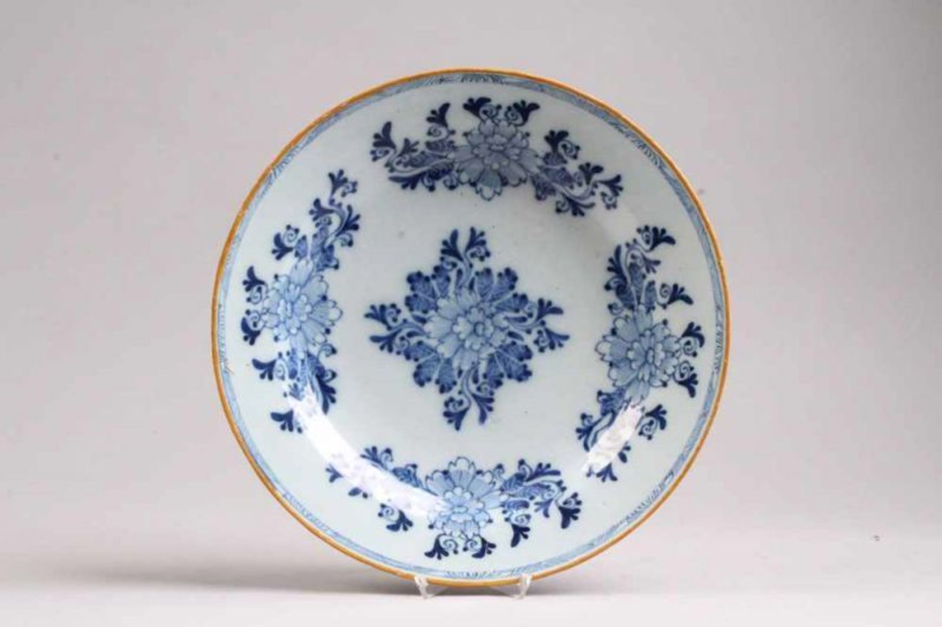 Platte.Delft, 2. H. 18. Jh. Fayence, kleisterblaue Glasur, florale Blaumalerei. Am Boden sign.: "