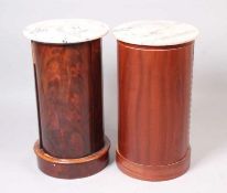 Zwei Trommeltische.19. Jh. Mahagoni furniert, Marmorplatten. H: 71 x 40 cm. Ein Tisch ergänzt. 20.00