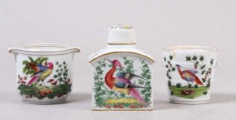 Konvolut Porzellan.Teedose und zwei Übertöpfe. Dekor, Vögel und Blumen. H: bis 13,5 cm. Teils besch.