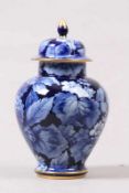 Deckelvase.20. Jh. Keramik. Kobaltblauer Fond, umlaufend dekoriert mit Hortensien. Goldränder.